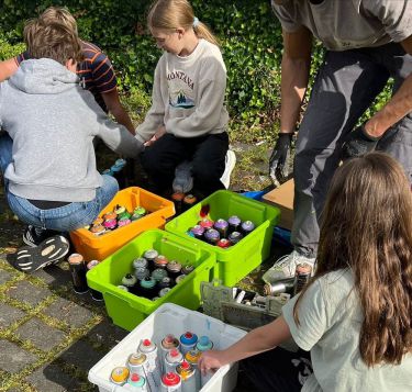 Kinder der OT Grevenbrück mit Graffity-Sprühflaschen